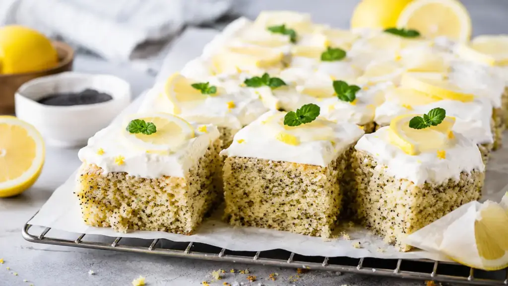 Zitronen-Mohn-Kuchen mit Quarkcreme