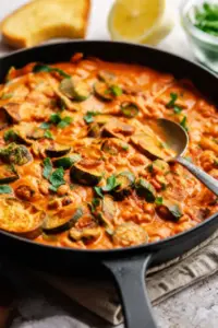 Cremige Zucchini Bohnenpfanne mit Erdnuss