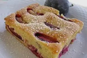 Klassischer Zwetschgenkuchen mit Eierlikör