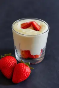 Klassische Bayerische Creme mit Erdbeerspiegel