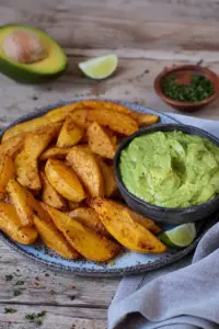 Knusprige Kartoffelspalten aus dem Ofen mit Guacamole