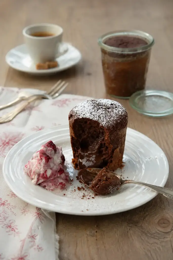 Rotweinkuchen mit Wein-Kirsch-Sahne – Einfach Clever Kochen