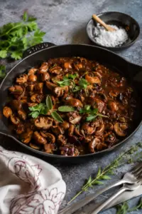 Vegane Pilzpfanne mit kräftiger, dunkler Bratensauce